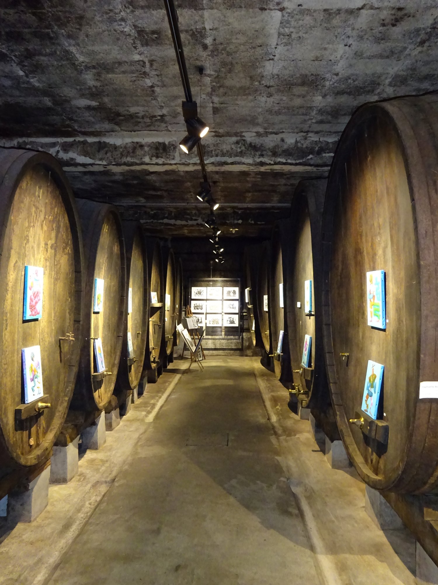 Le chai, allée des barriques Le chai, allée des barriques